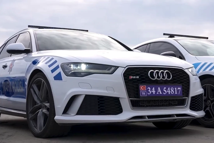 Với thiết kế wagon đa dụng, chiếc Audi RS 6 Avant sở hữu động cơ V8 twin-turbo 4.0L, công suất 600 mã lực và mô-men xoắn 800 Nm. Xe có khả năng tăng tốc 0-100 km/h chỉ trong 3,6 giây.