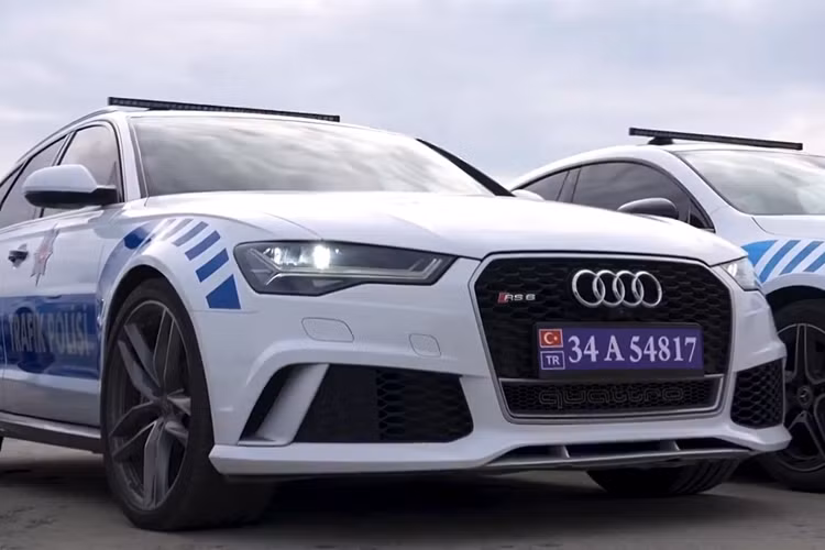 Với thiết kế wagon đa dụng, chiếc Audi RS 6 Avant sở hữu động cơ V8 twin-turbo 4.0L, công suất 600 mã lực và mô-men xoắn 800 Nm. Xe có khả năng tăng tốc 0-100 km/h chỉ trong 3,6 giây.