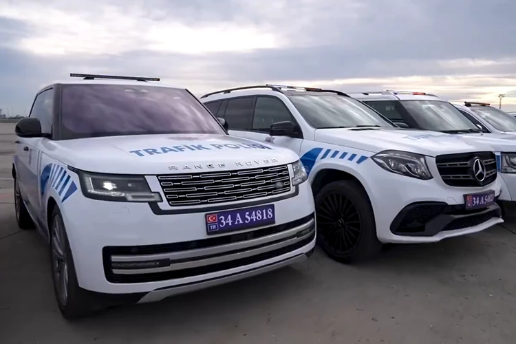 Tại Việt Nam, Range Rover thế hệ mới có mức giá khởi điểm hơn 10 tỷ đồng. Trước đó vào năm 2016, mẫu SUV hiệu năng cao Mercedes-AMG GLS 63 từng được phân phối chính hãng với giá 8,43 tỷ đồng.