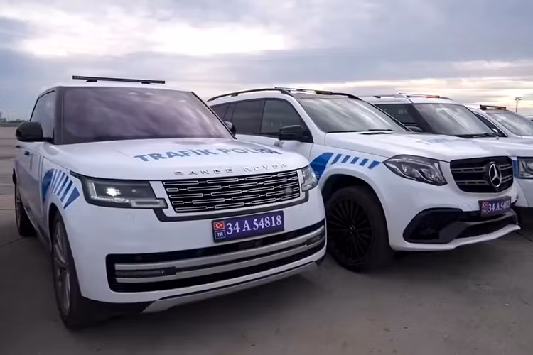 Tại Việt Nam, Range Rover thế hệ mới có mức giá khởi điểm hơn 10 tỷ đồng. Trước đó vào năm 2016, mẫu SUV hiệu năng cao Mercedes-AMG GLS 63 từng được phân phối chính hãng với giá 8,43 tỷ đồng.