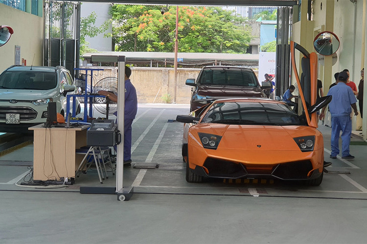Siêu xe Lamborghini Murcielago độ body kit SV sử dụng động cơ V12, dung tích 6.2 lít, sản sinh công suất tối đa 572 mã lực và mô-men xoắn cực đại 649 Nm. Siêu xe này mất thời gian 3,8 giây để tăng tốc lên 100 km/h từ vị trí xuất phát trước khi đạt vận tốc tối đa 330 km/h.