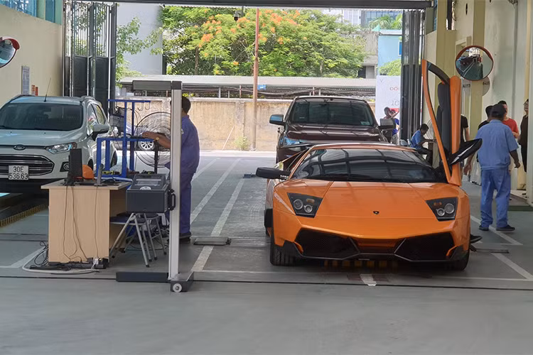 Siêu xe Lamborghini Murcielago độ body kit SV sử dụng động cơ V12, dung tích 6.2 lít, sản sinh công suất tối đa 572 mã lực và mô-men xoắn cực đại 649 Nm. Siêu xe này mất thời gian 3,8 giây để tăng tốc lên 100 km/h từ vị trí xuất phát trước khi đạt vận tốc tối đa 330 km/h.