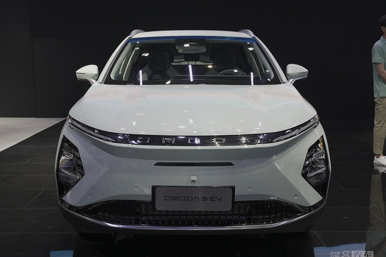 Không thua kém phiên bản máy xăng, OMODA 5 EV cũng có những tính năng an toàn chủ động ADAS như cảnh báo điểm mù, cảnh báo phương tiện cắt ngang khi lùi và phanh khẩn cấp tự động. OMODA 5 EV sẽ là mẫu ôtô thuần điện toàn cầu đầu tiên của hãng Chery. Ngoài Việt Nam, mẫu xe này còn ra mắt ở những thị trường khác như Indonesia và Thái Lan.