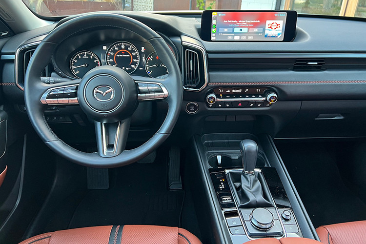 Nội thất của xe mới cũng mang phong cách thiết kế hoàn toàn mới, tất cả các dòng đều được trang bị tiêu chuẩn 7 túi khí, trang bị hệ thống Yuelian thế hệ thứ ba, cửa sổ trời toàn cảnh rộng 767 mm và cốp sau cảm ứng. Ngoài ra, phiên bản ở thị trường Trung Quốc còn cải thiện thêm không gian ngồi ở hàng ghế sau.