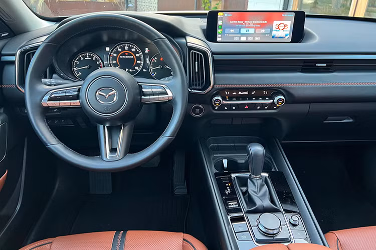 Nội thất của xe mới cũng mang phong cách thiết kế hoàn toàn mới, tất cả các dòng đều được trang bị tiêu chuẩn 7 túi khí, trang bị hệ thống Yuelian thế hệ thứ ba, cửa sổ trời toàn cảnh rộng 767 mm và cốp sau cảm ứng. Ngoài ra, phiên bản ở thị trường Trung Quốc còn cải thiện thêm không gian ngồi ở hàng ghế sau.