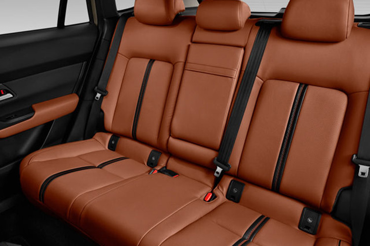 Và tất nhiên, điểm khác biệt lớn nhất của chiếc xe Mazda CX-50 trong bài viết này vẫn là được trang bị hệ thống hybrid bao gồm động cơ xăng 4 xi-lanh, dung tích 2.5 lít cùng động cơ điện, giúp xe tiết kiệm nhiên liệu tốt hơn, đáng tiếc là thông số chi tiết về chiếc xe này chưa được công bố.