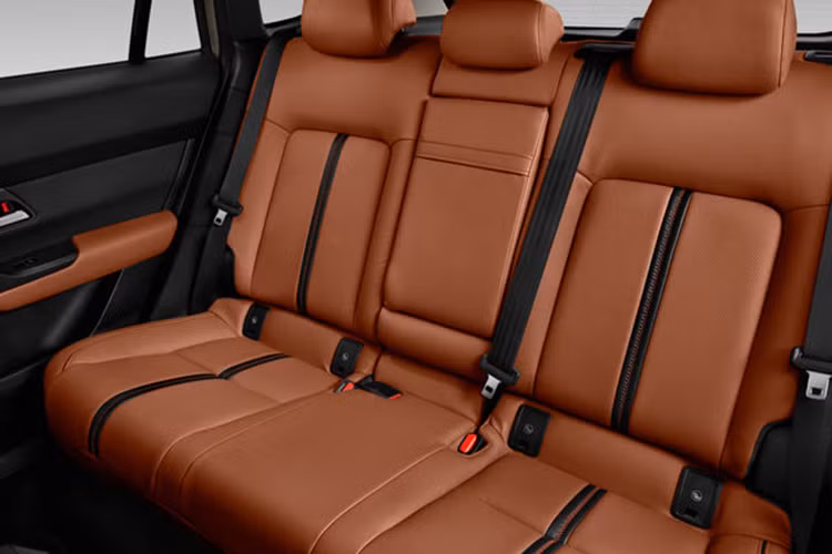 Và tất nhiên, điểm khác biệt lớn nhất của chiếc xe Mazda CX-50 trong bài viết này vẫn là được trang bị hệ thống hybrid bao gồm động cơ xăng 4 xi-lanh, dung tích 2.5 lít cùng động cơ điện, giúp xe tiết kiệm nhiên liệu tốt hơn, đáng tiếc là thông số chi tiết về chiếc xe này chưa được công bố.