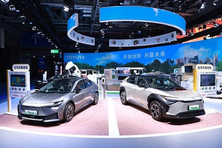 Ngày 16/4 vừa qua, liên doanh FAW - Toyota đã tổ chức sự kiện ra mắt mẫu sedan thuần điện Toyota bZ3 tại Trung Quốc. Mẫu xe được ví như "Corolla phiên bản chạy điện" này được phân phối ở quốc gia tỷ dân với 3 bản trang bị là Elite Pro, Long Range Pro và Long Range Premium.