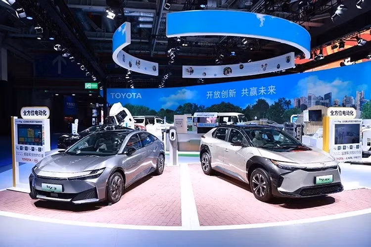 Ngày 16/4 vừa qua, liên doanh FAW - Toyota đã tổ chức sự kiện ra mắt mẫu sedan thuần điện Toyota bZ3 tại Trung Quốc. Mẫu xe được ví như "Corolla phiên bản chạy điện" này được phân phối ở quốc gia tỷ dân với 3 bản trang bị là Elite Pro, Long Range Pro và Long Range Premium.