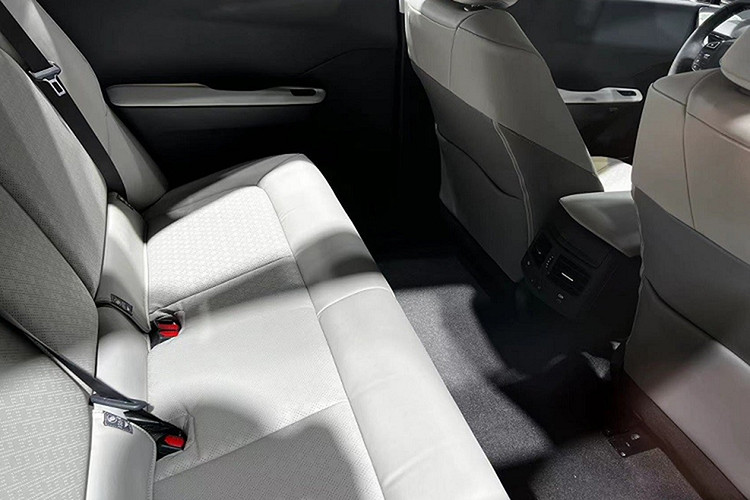 Là sản phẩm hợp tác giữa Toyota và đối tác Trung Quốc FAW, Toyota bZ3 được phát triển dựa trên hệ thống khung gầm e-TNGA của thương hiệu Nhật Bản nhưng có cụm pin và động cơ điện do BYD sản xuất.