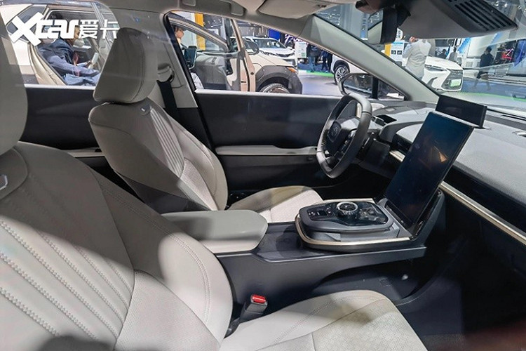 Không gian nội thất trên sedan điện này không hề giống bất cứ mẫu xe này của Toyota trước đây với vô lăng vát 2 đầu và màn hình giải trí trung tâm dạng dọc, đặt nổi. Bên cạnh đó, xe còn được trang bị gói công nghệ an toàn chủ động Toyota Safety Sense.