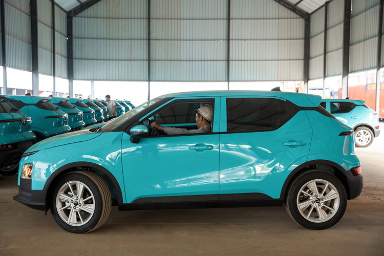 Thủ tục xin cấp biển số để taxi điện Xanh SM có thể lưu hành tại Lào đã hoàn tất. Hệ thống trạm sạc cũng đã được lắp đặt và có thể sử dụng tại đây. Mặc dù mới gia nhập thị trường Lào, GSM đang là đơn vị sở hữu nhiều trạm sạc và cổng sạc cho ô tô điện nhất tại Thủ đô Viêng Chăn.