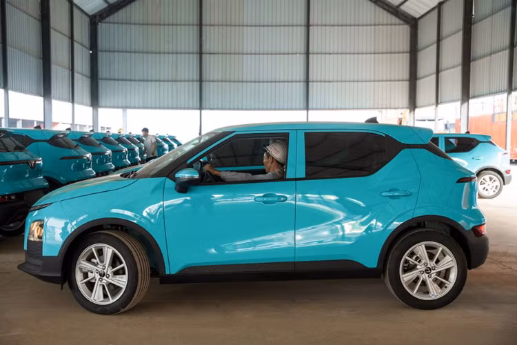 Thủ tục xin cấp biển số để taxi điện Xanh SM có thể lưu hành tại Lào đã hoàn tất. Hệ thống trạm sạc cũng đã được lắp đặt và có thể sử dụng tại đây. Mặc dù mới gia nhập thị trường Lào, GSM đang là đơn vị sở hữu nhiều trạm sạc và cổng sạc cho ô tô điện nhất tại Thủ đô Viêng Chăn.