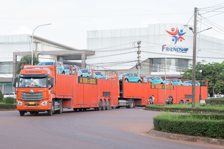 Dàn xe điện VinFast VF5 Plus tập kết tại “đại bản doanh” của GSM tại Đại lộ Kaysone Phomvihane, Làng Pha Khao, Quận Xaythany, Thủ đô Viêng Chăn. Theo công bố, GSM đã chính thức nhập khẩu 150 ô tô điện VinFast đầu tiên vào thị trường Lào để triển khai dịch vụ taxi điện Xanh SM.