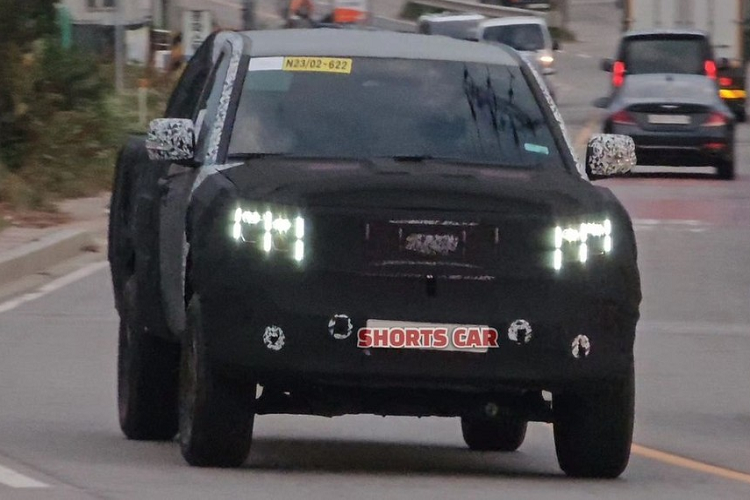 Trong vài năm trở lại đây, tin đồn về việc hãng Kia phát triển xe bán tải đã liên tục xuất hiện. Tin đồn này cuối cùng cũng sắp trở thành sự thật khi đại diện của hãng Kia xác nhận kế hoạch phát triển xe bán tải tại một hội nghị đại lý ở Úc. Mẫu xe bán tải của Kia có tên mã nội bộ là TK hay Kia Tasman 2024 mới.