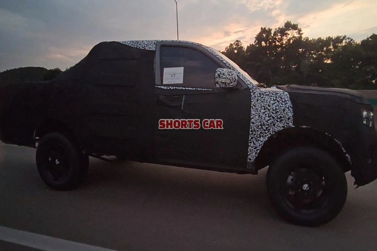 Lưới tản nhiệt của xe có thiết kế vuông vức trong khi bên trong đèn pha có những dải đèn LED định vị ban ngày nằm dọc nổi bật. Ngoài ra, Kia Tasman còn được trang bị gầm cao và cụm đèn hậu nằm dọc. Tuy nhiên, chiếc xe chạy trên đường thử không có ốp cua lốp khiến vành la-zăng trông khá bé. Điều này cũng không có gì lạ vì xe vẫn đang trong quá trình phát triển.