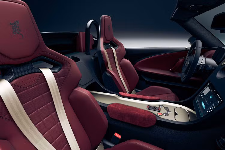 Mẫu Concept thứ hai được thiết kế với màu sơn đen mờ ở cả ngoại thất và nội thất vẫn được bọc da màu đen. Phiên bản hai cửa tàng hình có ngoại thất đen mờ được nhấn bằng các chi tiết đen bóng. Bên trong, Wiesmann sử dụng da đen mờ với các chi tiết trang trí được ốp nhôm và viền xung quanh bằng sợi carbon.