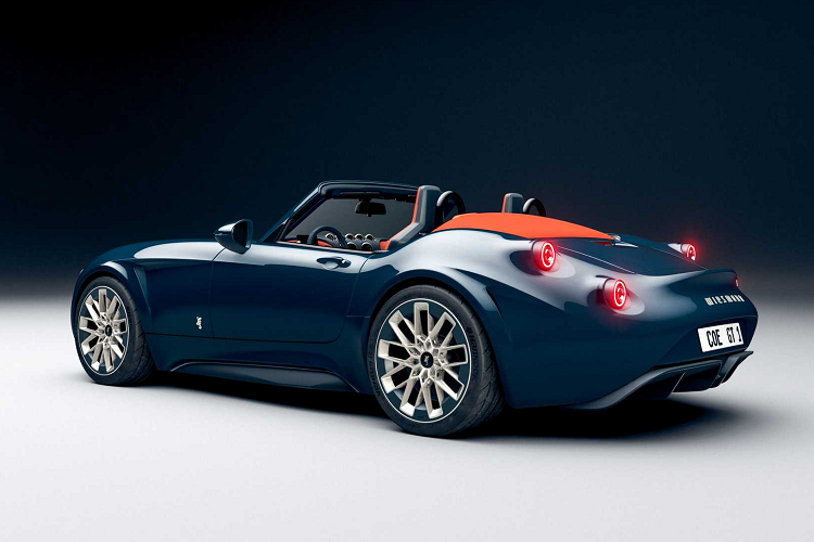 Bên trong nội thất, chiếc xe nổi bật với da bọc màu cam rực rỡ với các điểm nhấn bằng vải bạt màu kem và gỗ tếch có độ bóng cao. Project Thunderball là xe điện dẫn động cầu sau hai chỗ ngồi với hai động cơ điện ở vị trí gắn giữa phía sau.