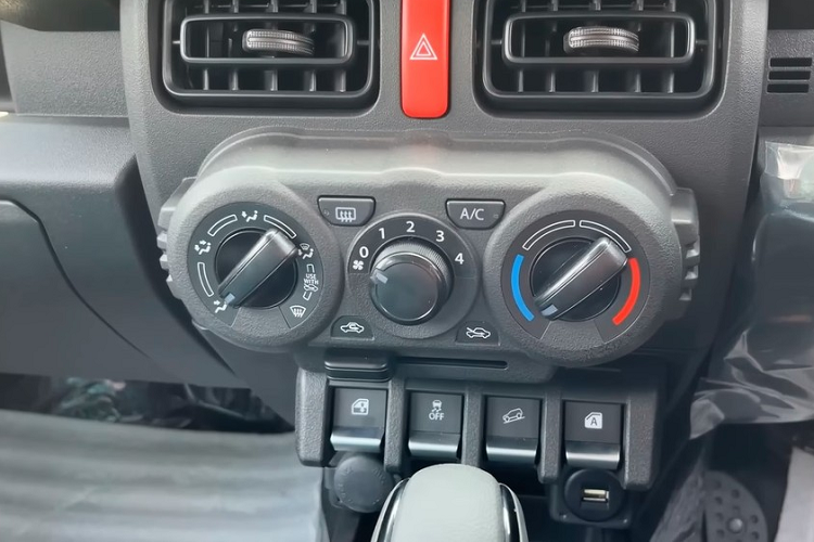 Trong khi đó, trang bị an toàn của Suzuki Jimny 5 cửa bản tiêu chuẩn gồm có 6 túi khí, hệ thống chống bó cứng phanh ABS, phân phối lực phanh điện tử, trợ lực phanh khẩn cấp BA, hỗ trợ khởi hành ngang dốc, camera lùi, móc ghế trẻ em, phanh tay chỉnh cơ và cảm biến hỗ trợ đỗ xe phía sau.