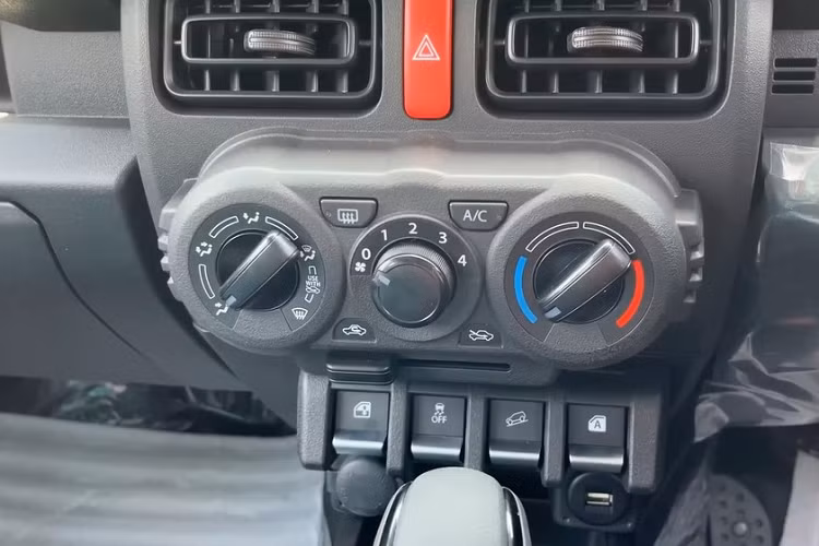 Trong khi đó, trang bị an toàn của Suzuki Jimny 5 cửa bản tiêu chuẩn gồm có 6 túi khí, hệ thống chống bó cứng phanh ABS, phân phối lực phanh điện tử, trợ lực phanh khẩn cấp BA, hỗ trợ khởi hành ngang dốc, camera lùi, móc ghế trẻ em, phanh tay chỉnh cơ và cảm biến hỗ trợ đỗ xe phía sau.