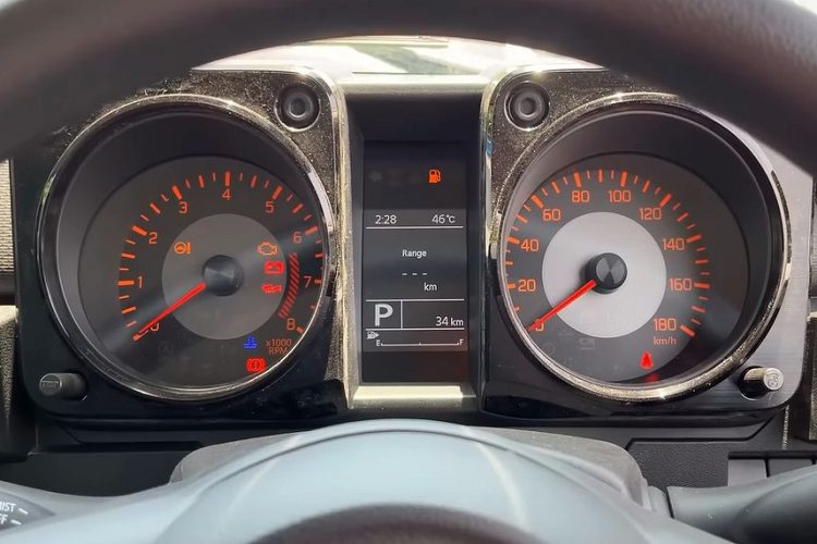 Tuy có kích thước lớn hơn phiên bản 3 cửa nhưng Suzuki Jimny 5 cửa chỉ được trang bị nội thất 4 chỗ ngồi. Xe sở hữu không gian nội thất màu đen chủ đạo với ghế bọc nỉ và chỉnh được tựa đầu ghế. 2 ghế trước của xe có thể ngả phẳng về phía sau để người dùng nghỉ ngơi khi cần. Trong khi đó, khoang hành lý của xe có thể tích 208 lít hoặc 332 lít nếu gập ghế.