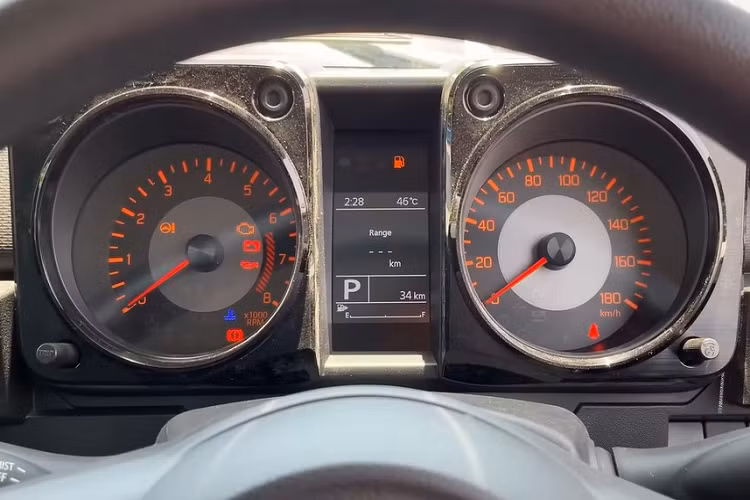 Tuy có kích thước lớn hơn phiên bản 3 cửa nhưng Suzuki Jimny 5 cửa chỉ được trang bị nội thất 4 chỗ ngồi. Xe sở hữu không gian nội thất màu đen chủ đạo với ghế bọc nỉ và chỉnh được tựa đầu ghế. 2 ghế trước của xe có thể ngả phẳng về phía sau để người dùng nghỉ ngơi khi cần. Trong khi đó, khoang hành lý của xe có thể tích 208 lít hoặc 332 lít nếu gập ghế.