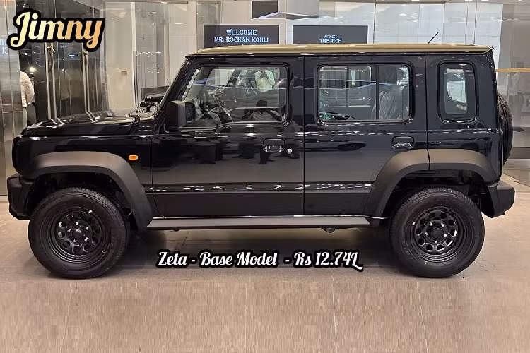 Với mức giá tương đương khoảng 360 triệu đồng, Suzuki Jimny 5 cửa bản tiêu chuẩn Zeta cũng được phát triển dựa trên cơ sở gầm bệ hình thang. Xe sở hữu chiều dài 3.985 mm, chiều rộng 1.645 mm, chiều cao 1.720 mm, chiều dài cơ sở 2.590 mm và chiều cao gầm 210 mm. So với phiên bản 3 cửa, Suzuki Jimny 5 cửa có chiều dài cơ sở tăng đến 340 mm.