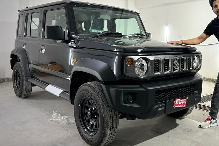 Ngoài kích thước lớn hơn thế hệ cũ và có thêm 2 cửa bên sườn, Suzuki Jimny 5 cửa vẫn giữ nguyên thiết kế như phiên bản 3 cửa. Xe cũng có các cột thẳng đứng, những bề mặt bằng phẳng, đèn pha tròn trịa, lưới tản nhiệt với nan nằm dọc, lốp off-road hầm hố, ốp cua lốp mở rộng và lốp dự phòng nằm trên cửa cốp sau.