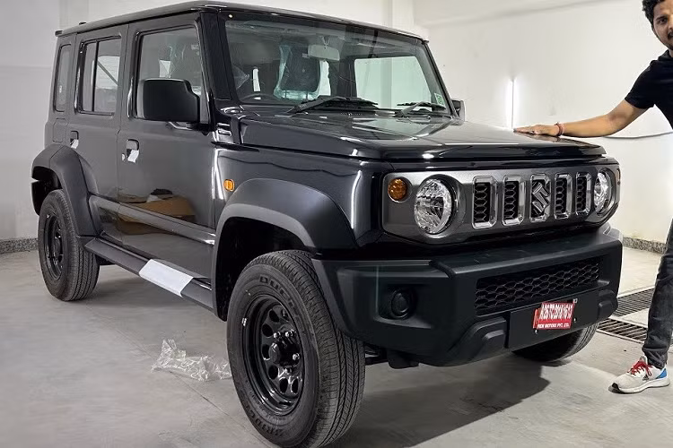 Ngoài kích thước lớn hơn thế hệ cũ và có thêm 2 cửa bên sườn, Suzuki Jimny 5 cửa vẫn giữ nguyên thiết kế như phiên bản 3 cửa. Xe cũng có các cột thẳng đứng, những bề mặt bằng phẳng, đèn pha tròn trịa, lưới tản nhiệt với nan nằm dọc, lốp off-road hầm hố, ốp cua lốp mở rộng và lốp dự phòng nằm trên cửa cốp sau.