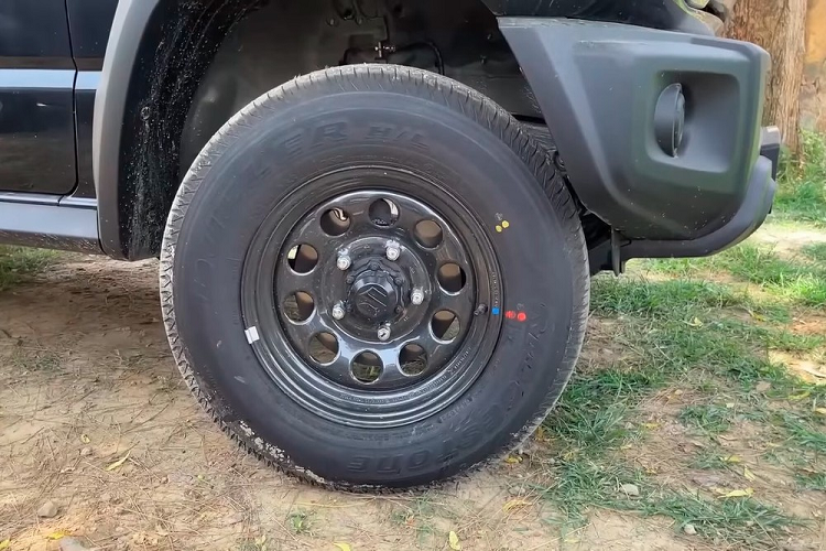 So với bản cao cấp Alpha (xe màu trắng), Suzuki Jimny 5 cửa bản tiêu chuẩn thiếu những trang bị như đèn pha LED với hệ thống rửa đèn và tính năng tự động bật/tắt, đèn sương mù trước, kính ngăn tia cực tím UV, gương chiếu hậu gập điện/chỉnh điện hay vành hợp kim 15 inch.