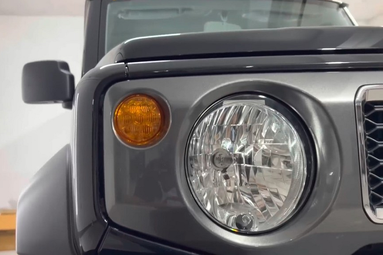 Bên cạnh đó là đèn pha Halogen khá lớn và đèn báo rẽ hình tròn với kích thước nhỏ hơn nằm phía trên. Tiếp đến là cản trước sơn màu đen với thiết kế khỏe khoắn và tích hợp hốc gió trung tâm hình chữ nhật khá rộng. Bên trong hốc gió trung tâm là lưới tổ ong cũng được sơn màu đen.