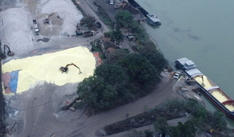 Nghin tan luu huynh lo thien ven song Lo, sao tau thung mai the?