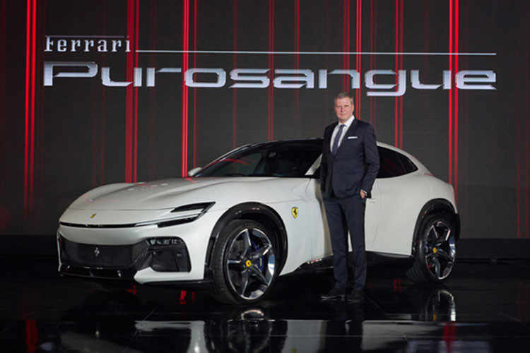 Bỏ ra số tiền cực cao này, khách hàng sẽ nhận được thứ mà các xe SUV của đối thủ không cung cấp, đó chính là khối động cơ V12, dung tích 6.5 lít, hút khí tự nhiên. Động cơ này tạo ra công suất 715 mã lực và mô-men xoắn cực đại 715 Nm. Sức mạnh của xe được kết hợp với hộp số ly hợp kép 8 cấp và hệ dẫn động bốn bánh.