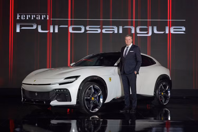 Bỏ ra số tiền cực cao này, khách hàng sẽ nhận được thứ mà các xe SUV của đối thủ không cung cấp, đó chính là khối động cơ V12, dung tích 6.5 lít, hút khí tự nhiên. Động cơ này tạo ra công suất 715 mã lực và mô-men xoắn cực đại 715 Nm. Sức mạnh của xe được kết hợp với hộp số ly hợp kép 8 cấp và hệ dẫn động bốn bánh.