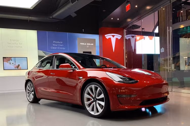 Ly do oto dien cu mat gia nhanh hon so voi xe xang, dau