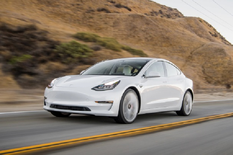 Một số mẫu xe ôtô điện phổ biến nhất của hãng bao gồm Model S, Roadster, Model 3, Model X và Model Y. Hơn nữa, Tesla đã và đang đầu tư rất nhiều vào việc xây dựng mạng lưới trạm sạc nhanh có tên Supercharger, cung cấp khả năng di chuyển đường dài.