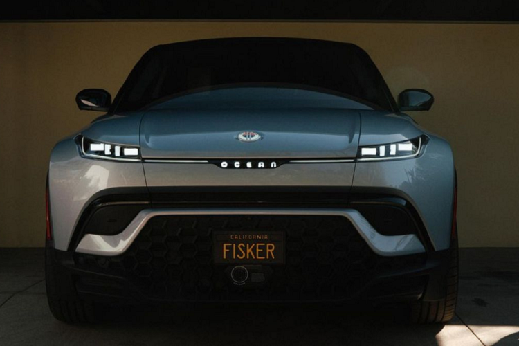  Fisker Inc. Ít ai biết rằng, ngay trước khi VinFast chính thức lăn những dấu bánh xe đầu tiên trong chuyến đi "gõ chuông" nước Mỹ không lâu, đã có một đối thủ non trẻ vừa xuất hiện với những tham vọng tương tự như đại diện hãng xe tới từ Việt Nam. Đó chính là Fisker, hãng xe điện nội địa mới nhất nước Mỹ hiện nay. Thực tế Fisker là một hãng xe hơi khởi nghiệp không quá mới, thậm chí có khởi đầu tương tự Tesla nhưng trắc trở hơn.