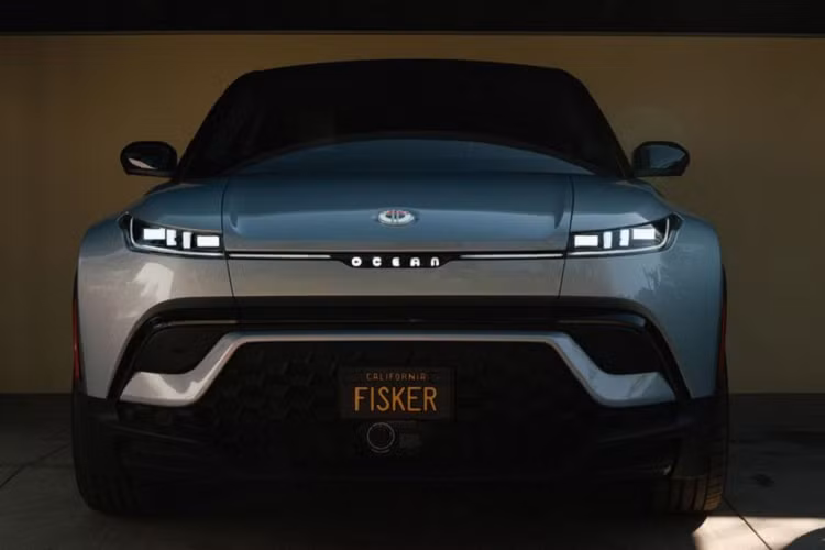  Fisker Inc. Ít ai biết rằng, ngay trước khi VinFast chính thức lăn những dấu bánh xe đầu tiên trong chuyến đi "gõ chuông" nước Mỹ không lâu, đã có một đối thủ non trẻ vừa xuất hiện với những tham vọng tương tự như đại diện hãng xe tới từ Việt Nam. Đó chính là Fisker, hãng xe điện nội địa mới nhất nước Mỹ hiện nay. Thực tế Fisker là một hãng xe hơi khởi nghiệp không quá mới, thậm chí có khởi đầu tương tự Tesla nhưng trắc trở hơn.