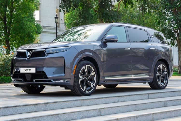 VinFast bắt đầu bằng việc chế tạo các mẫu xe chạy xăng nhưng đã dừng sản xuất xe động cơ đốt trong vào tháng 7/2022 để tập trung cho EV. Hiện VinFast đang tấn công mạnh mẽ đến thị trường SUV điện với các sản phẩm nổi bật như: VF3, VF6, VF7, VF8 và VF9.