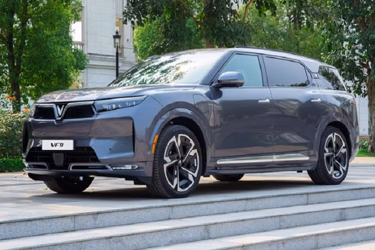 VinFast bắt đầu bằng việc chế tạo các mẫu xe chạy xăng nhưng đã dừng sản xuất xe động cơ đốt trong vào tháng 7/2022 để tập trung cho EV. Hiện VinFast đang tấn công mạnh mẽ đến thị trường SUV điện với các sản phẩm nổi bật như: VF3, VF6, VF7, VF8 và VF9.