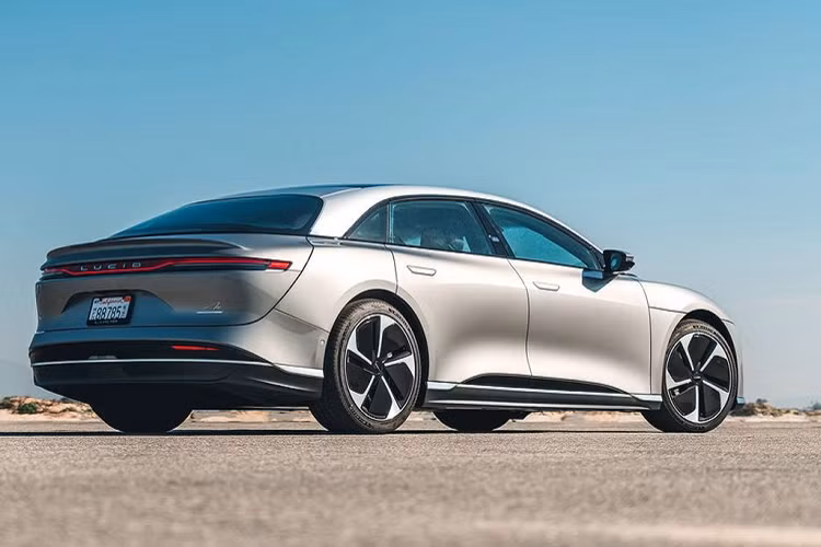 Lucid Air được thiết kế để cạnh tranh với Tesla Model S, Fisker Karma, Porsche Taycan cũng như các loại xe điện hạng sang khác do Mercedes-Benz, BMW và Audi sản xuất.