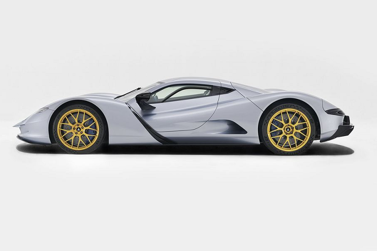 Mẫu xe “đầu tay” của Aspark là siêu xe Owl. Aspark Owl được trang bị 4 mô tơ điện sản sinh tổng công suất 1.982 mã lực và 2.000 Nm mô-men xoắn cực đại. Kết hợp với thân vỏ sợi carbon trọng lượng nhẹ, nó chỉ nặng 1,9 tấn với thời gian tăng tốc 0-100 km/h trong chỉ 1,69 giây theo nhà sản xuất, Aspark Owl chính là chiếc xe gia tốc nhanh nhất trên trái đất. Nó cũng là hypercar điện hợp pháp đi đường phố thấp nhất với chiều cao chỉ 988 mm.