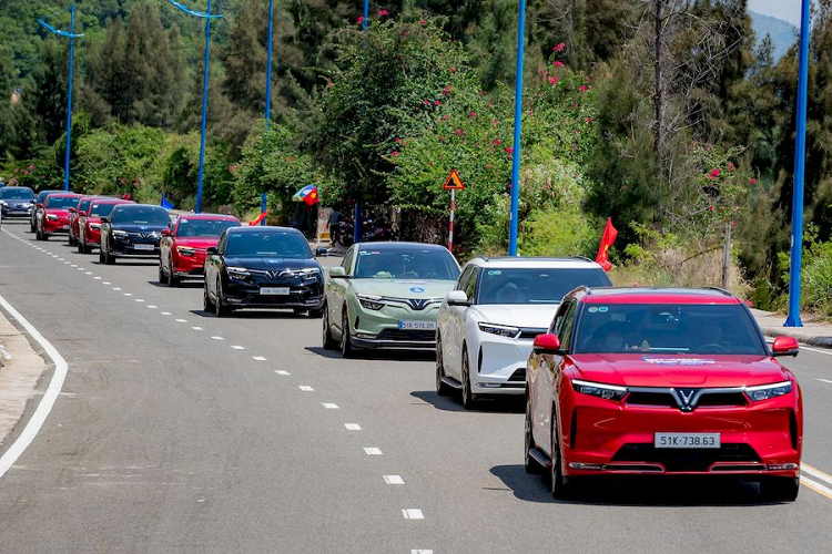  VinFast VinFast của Việt Nam là một công ty khởi nghiệp trong lĩnh vực ôtô được thành lập vào năm 2017 với sự hậu thuẫn của Tập đoàn VINGROUP – doanh nghiệp tư nhân lớn nhất Việt Nam. Ngay từ bước khởi đầu, mục tiêu của thương hiệu là có thể tạo ra những sản phẩm đẳng cấp thế giới, mang bản sắc Việt Nam.