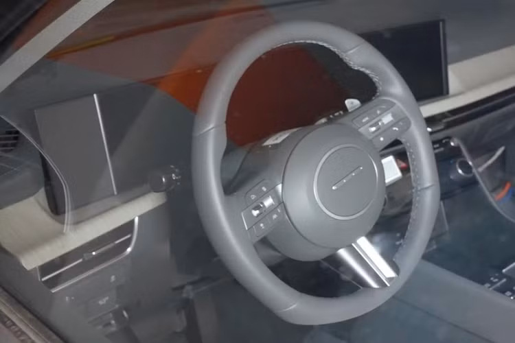 Ở bản N Line, Hyundai Sonata 2024 sẽ được bổ sung cản trước/cản sau thể thao hơn, bộ vành hợp kim 19 inch với thiết kế 5 chấu kép, logo "N Line" trên lưới tản nhiệt/cửa cốp và 4 đầu ống xả phía sau.