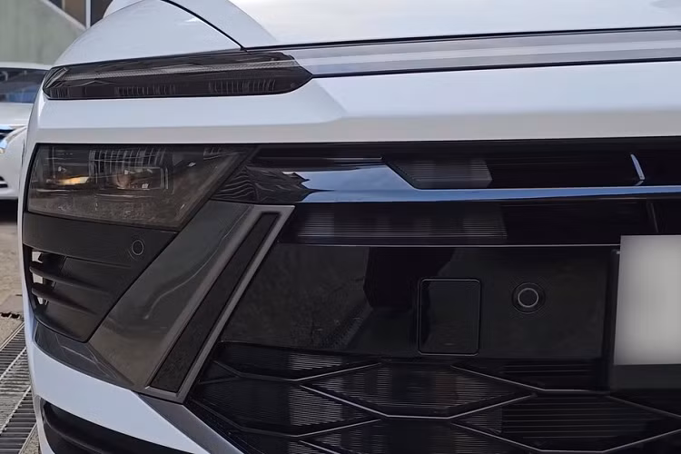 Trong đó, dải đèn LED định vị ban ngày được thiết kế vắt ngang đầu xe và đèn pha LED nằm bên dưới, ở hai bên lưới tản nhiệt. Lưới tản nhiệt của mẫu xe này có thiết kế hình chữ nhật, được tách rời với hốc gió trung tâm bên dưới bằng nẹp ở giữa, tích hợp biển số trước.