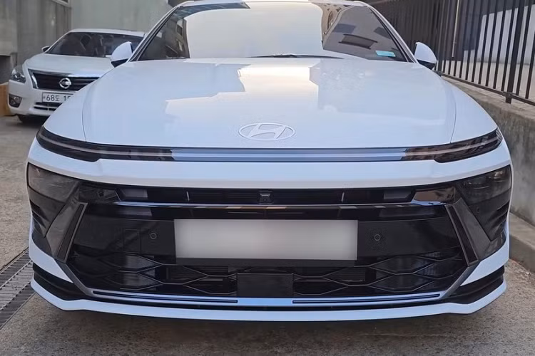 Điều này chứng tỏ mẫu sedan hạng trung này sẽ được cải tiến khá toàn diện, từ thiết kế, trang bị cho đến động cơ. Bước sang phiên bản 2024, Sonata được áp dụng phong cách thiết kế mới của hãng Hyundai, tương tự Kona và Accent. Điều này được thể hiện rõ qua khu vực đầu xe với hệ thống đèn 2 tầng.