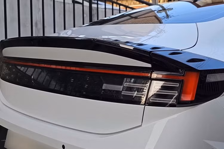 Tiếp đến là cửa gió mới, trải dài trên mặt táp-lô, 2 núm xoay chỉnh điều hòa và màn hình kỹ thuật số ở giữa tương tự xe sang Genesis, mang đến cảm giác sang trọng hơn cho nội thất. Cửa sổ trời toàn cảnh Panorama và hệ thống đèn viền nhiều màu cũng được trang bị cho mẫu sedan cỡ D này. Hiện hãng Hyundai chưa công bố thông số cụ thể của Sonata mới.