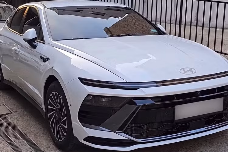 Những hình ảnh mẫu xe sedan Hyundai Sonata 2024 lộ diện tại Hàn Quốc này đều thuộc phiên bản thường. Ngoài bản thường, Hyundai Sonata 2024 còn có cả phiên bản N Line với thiết kế thể thao hơn. Theo hãng Hyundai, Sonata 2024 không chỉ đơn thuần là phiên bản nâng cấp.