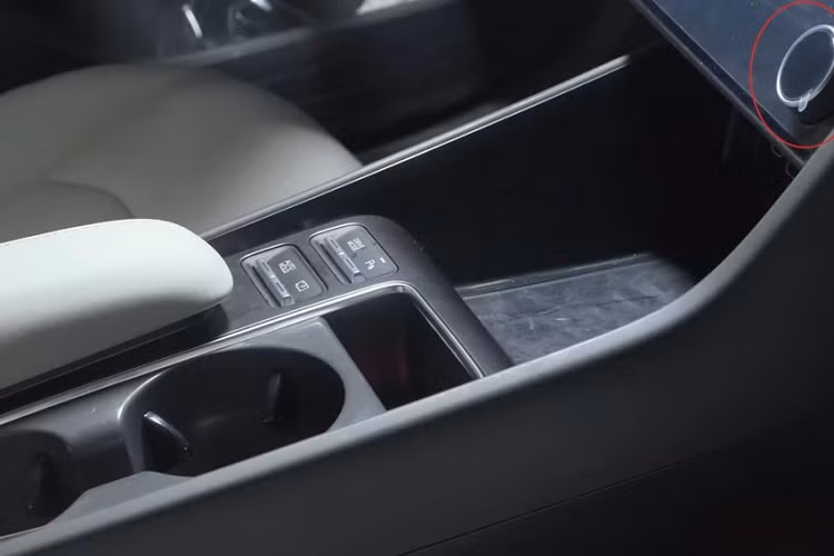 Không chỉ ngoại thất mà nội thất của xe cũng được làm mới với ghế bọc da màu sáng, màn hình cong đặt nổi trên mặt táp-lô, kết hợp giữa bảng đồng hồ kỹ thuật số và màn hình cảm ứng trung tâm cùng có kích thước 12,3 inch. Thêm vào đó là vô lăng 3 chấu mới giống Hyundai Kona 2024, đi kèm cần gạt chuyển số điện tử phía sau.