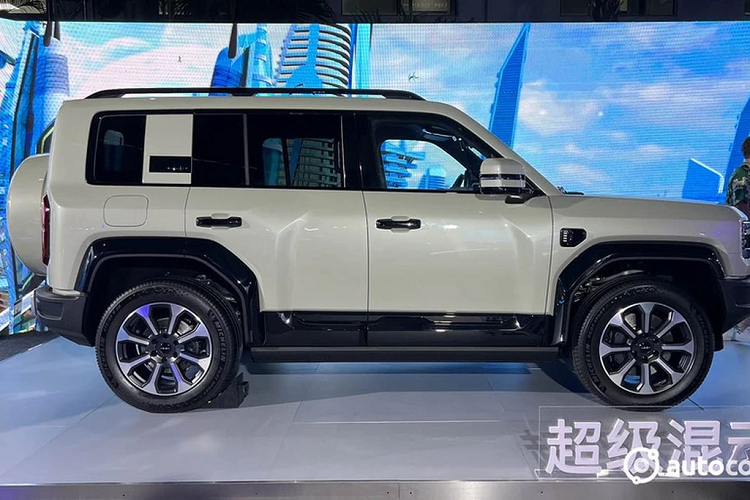 Nhìn ngang hông xe, Fang Cheng Bao Leopard 5 lại càng ra dáng một mẫu SUV việt dã khi được thiết kế hốc bánh mở rộng đi kèm ốp cua lốp khoẻ khoắn. Thân xe có thêm những đường gân dập nổi. Cột C sơn cùng màu thân xe và được tích hợp thêm đèn. Fang Cheng Bao Leopard 5 được trang bị 2 tuỳ chọn bộ mâm gồm loại 18 inch đi với lốp BFGoodrich A/T và vành 20 inch được bao bởi lốp Michelin Pilot Sport.